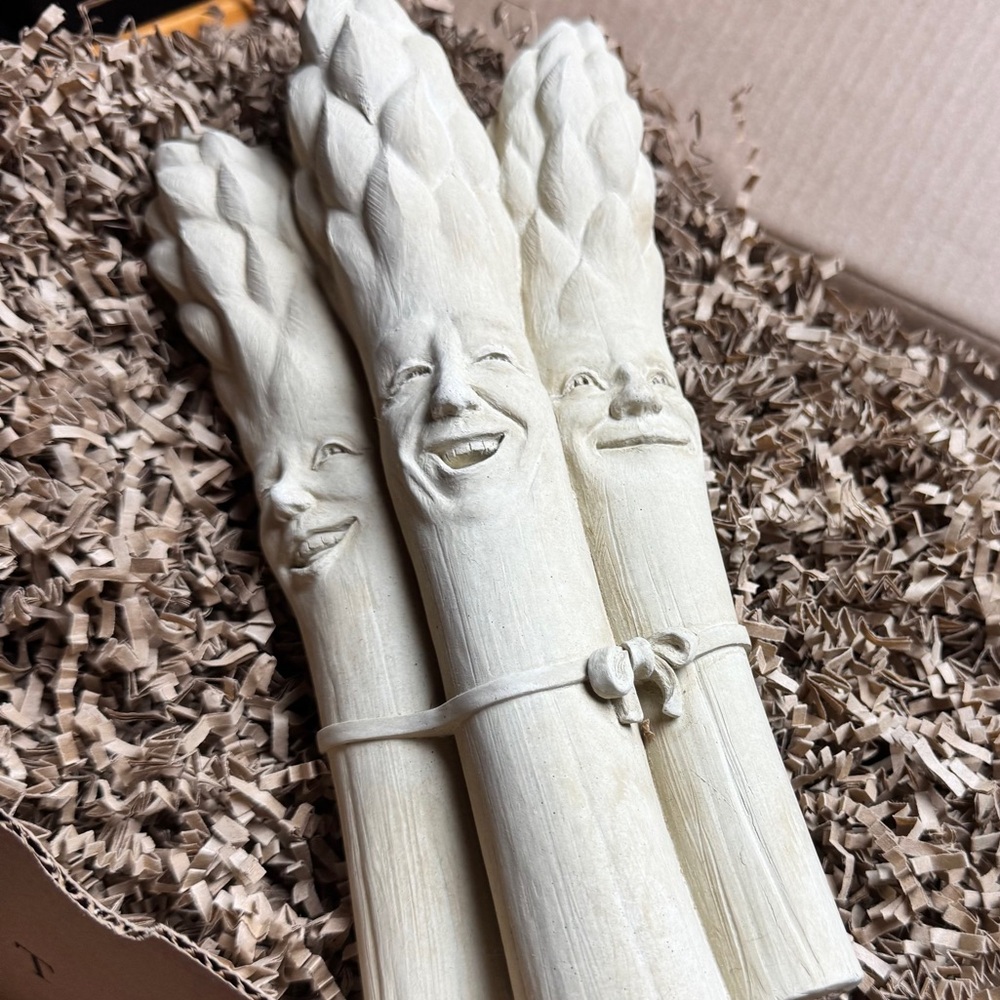 NIB Carruth Studios Lively Bunch of “Pickled Asparagus" Aged Stone Sculpture - Picture 6 of 10